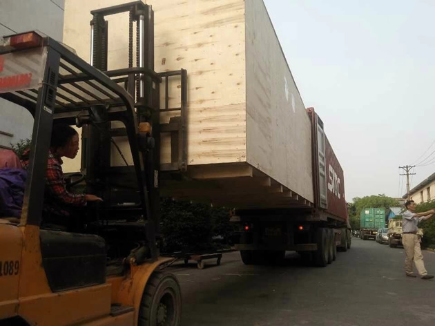 大型(xing)機械設(she)備出口(kou)包裝